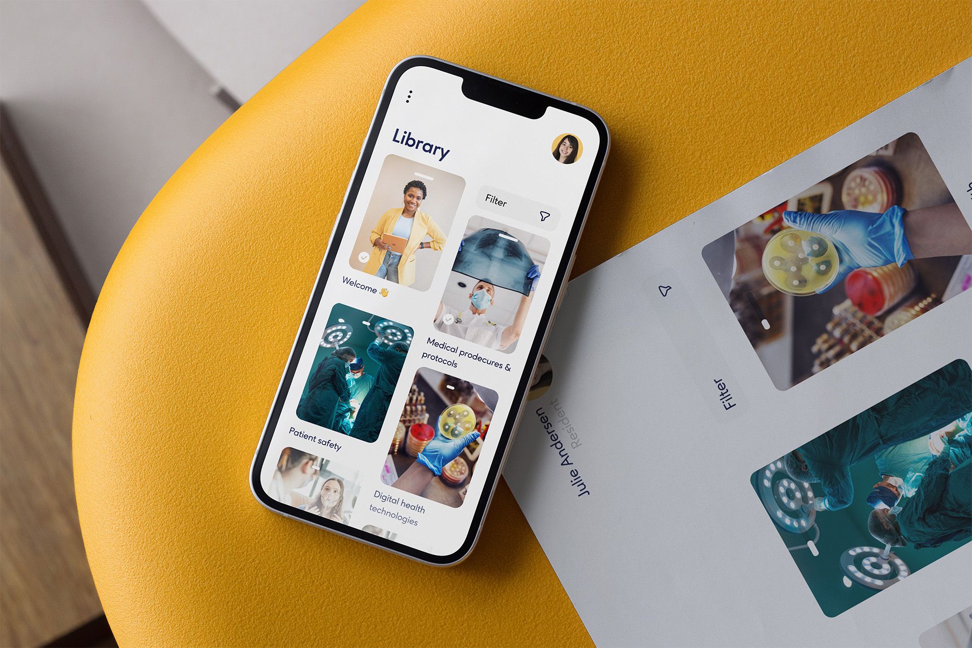 Iphone liegt auf gelbem Stuhl mit geöffneter Ureka App