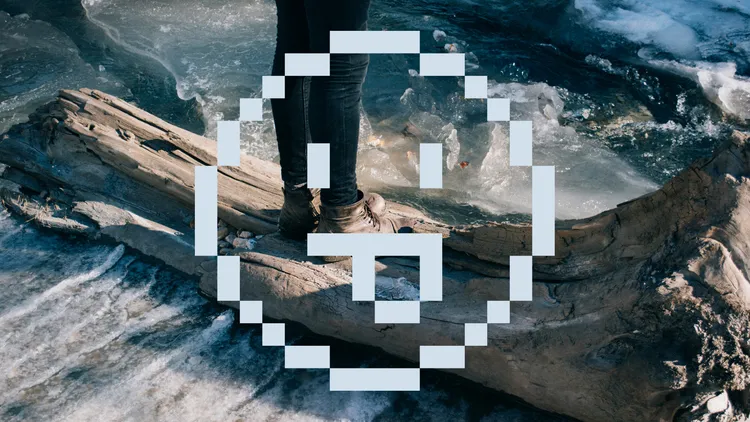 Eine Person steht auf einem Baumstamm, darüber ein Smiley-Symbol, das das gesamte Bild überlagert.