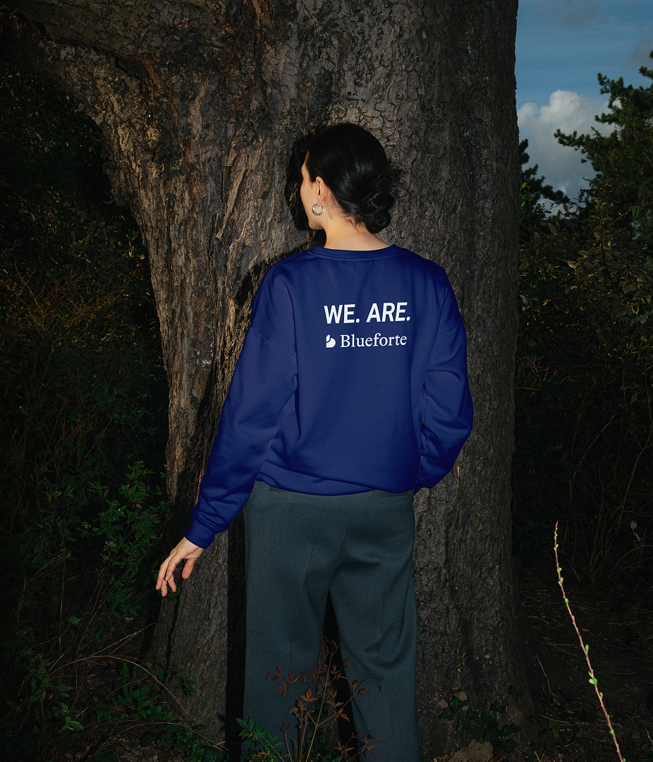 Dunkelblauer Crewneck Pullover mit den Worten We.Are. und darunter das Blueforte Logo