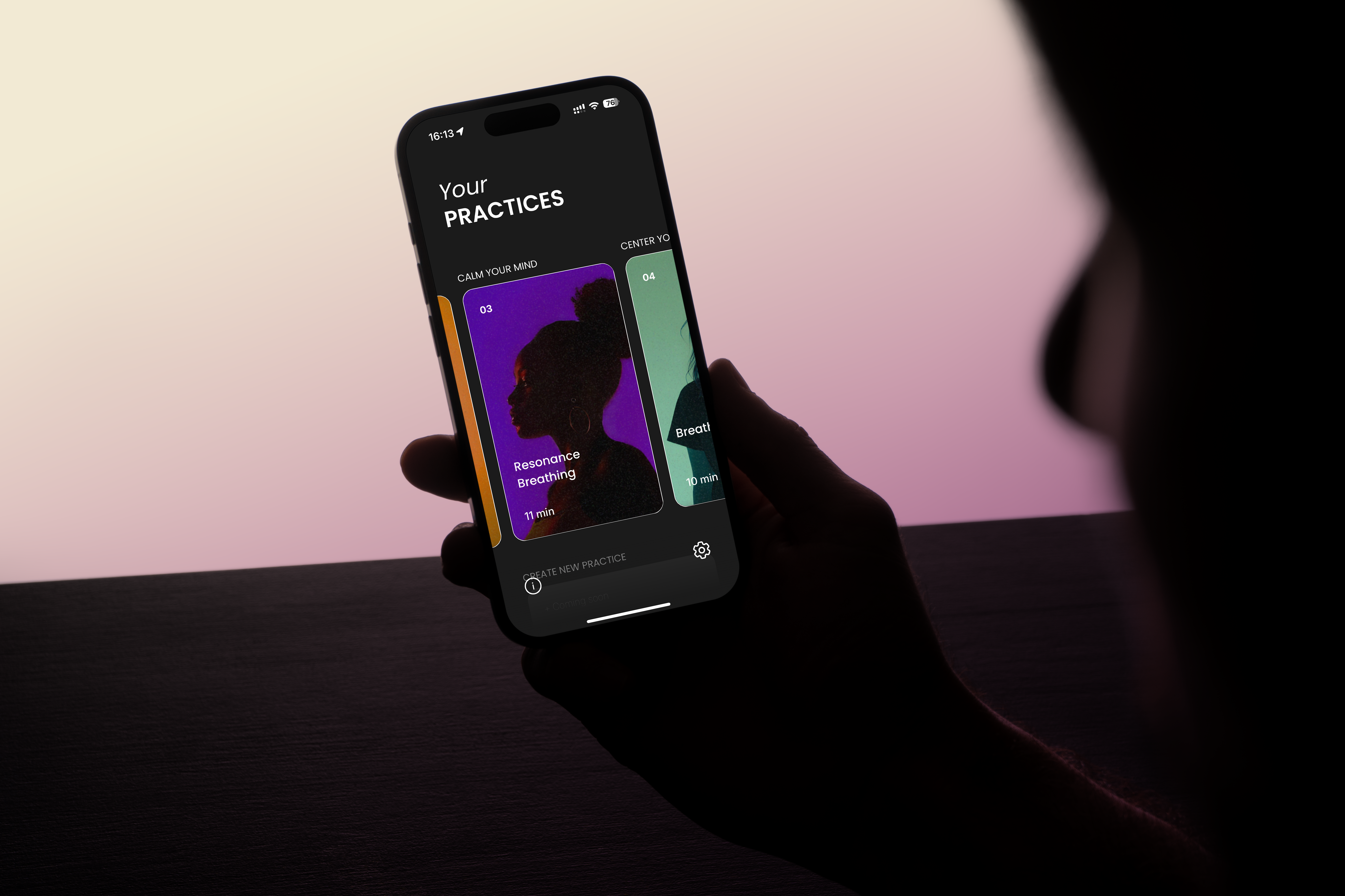 Eine Person, die ein iPhone hält und auf die Übungen der Aeri App schaut
