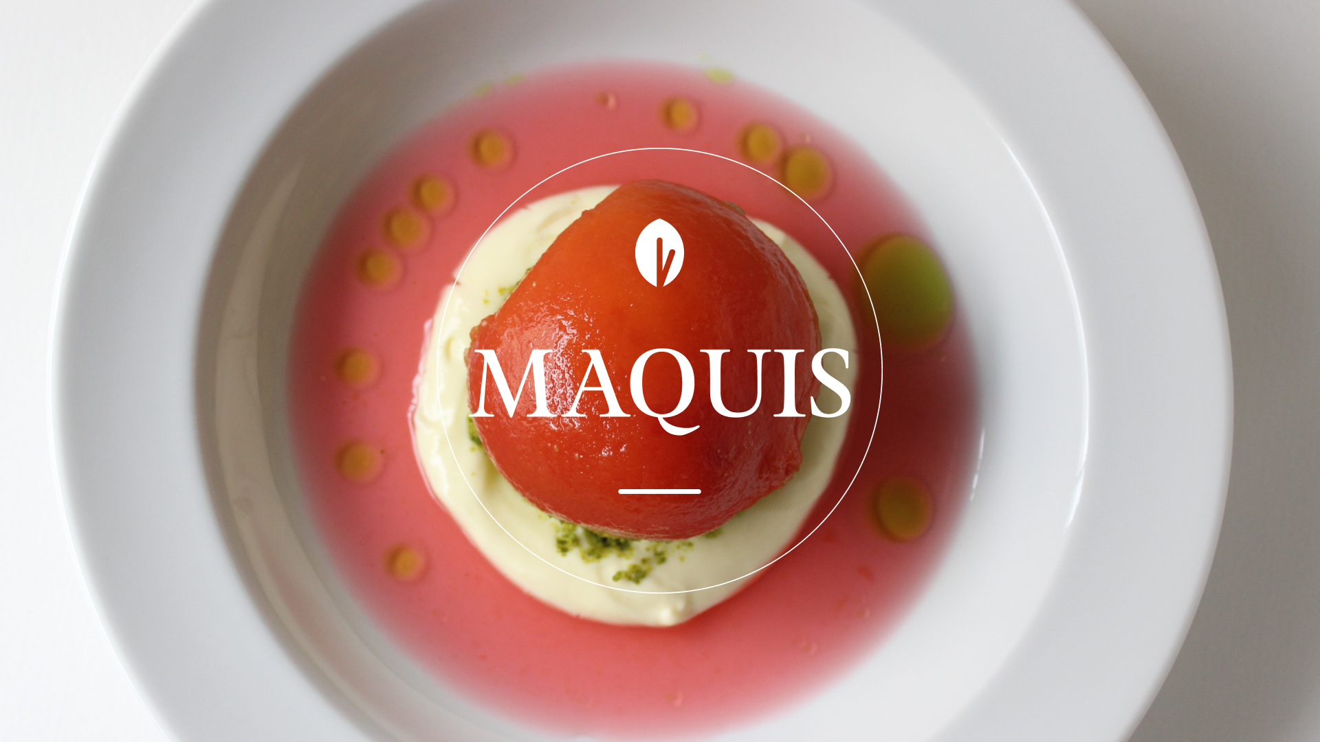 Das Maquis Logo auf einem roten Himbeer-Sorbet auf Mascarpone mit Basilikum-Öl
