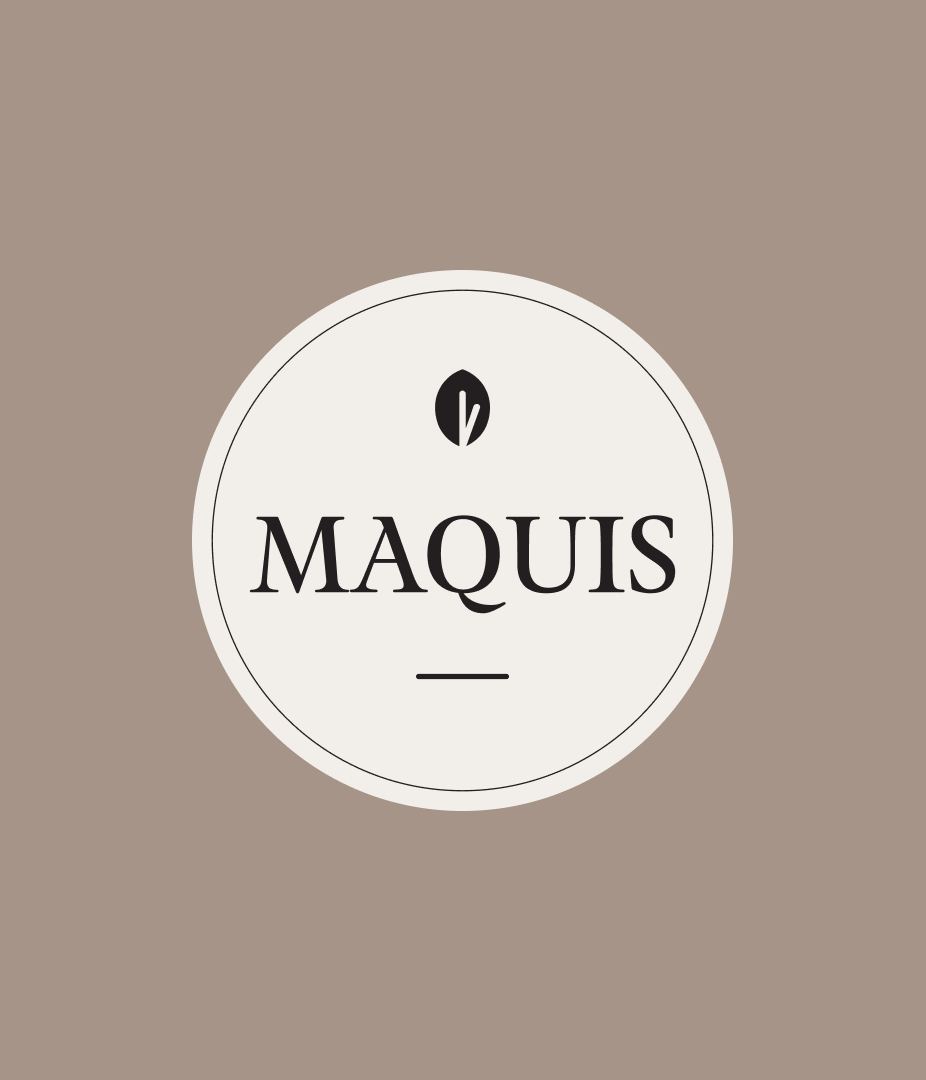 Das Maquis-Logo in Schwarz auf beigem Grund vor einem taupefarbenen Hintergrund.