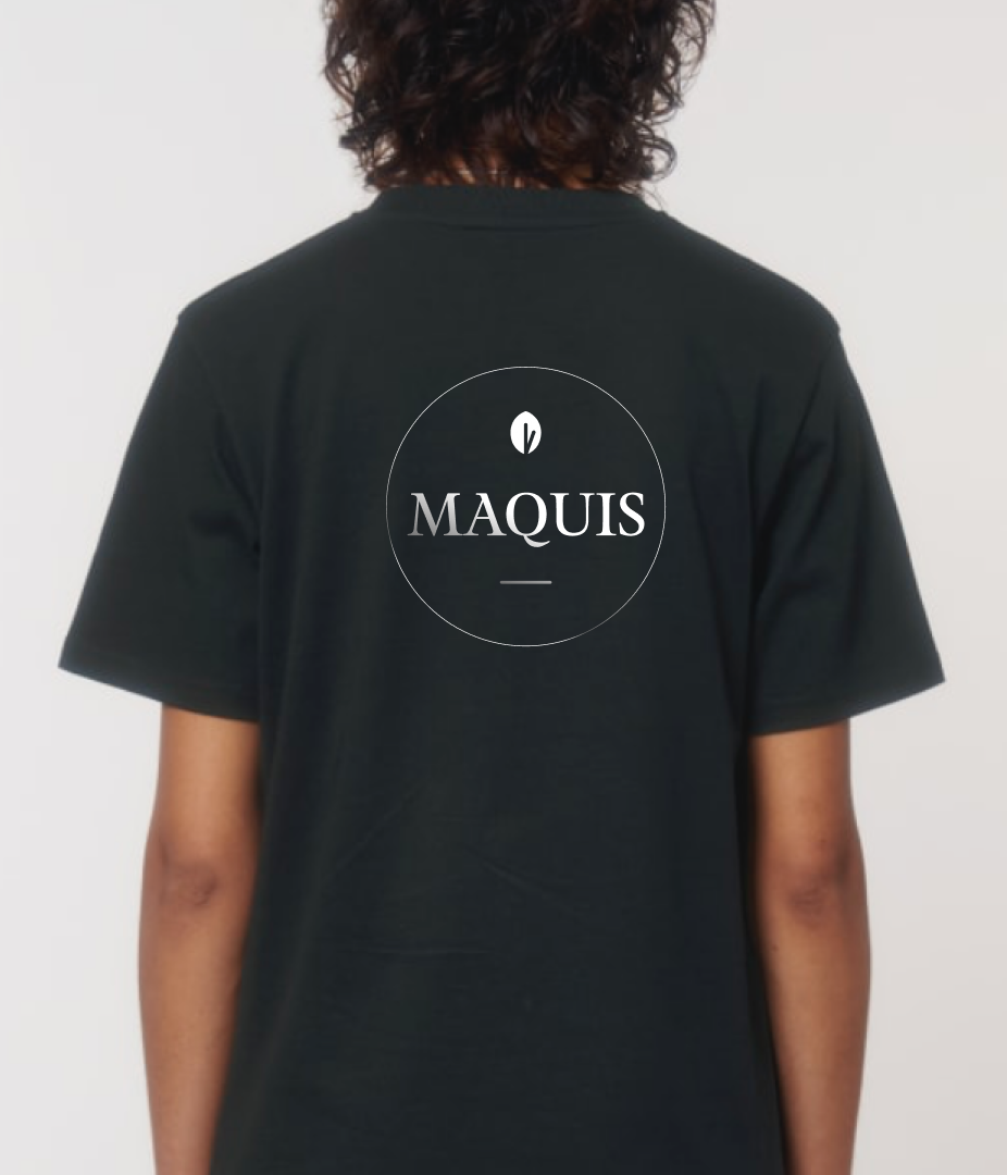 Nahaufnahme vom Rücken einer Frau, die ein T-Shirt mit Maquis-Logo trägt.