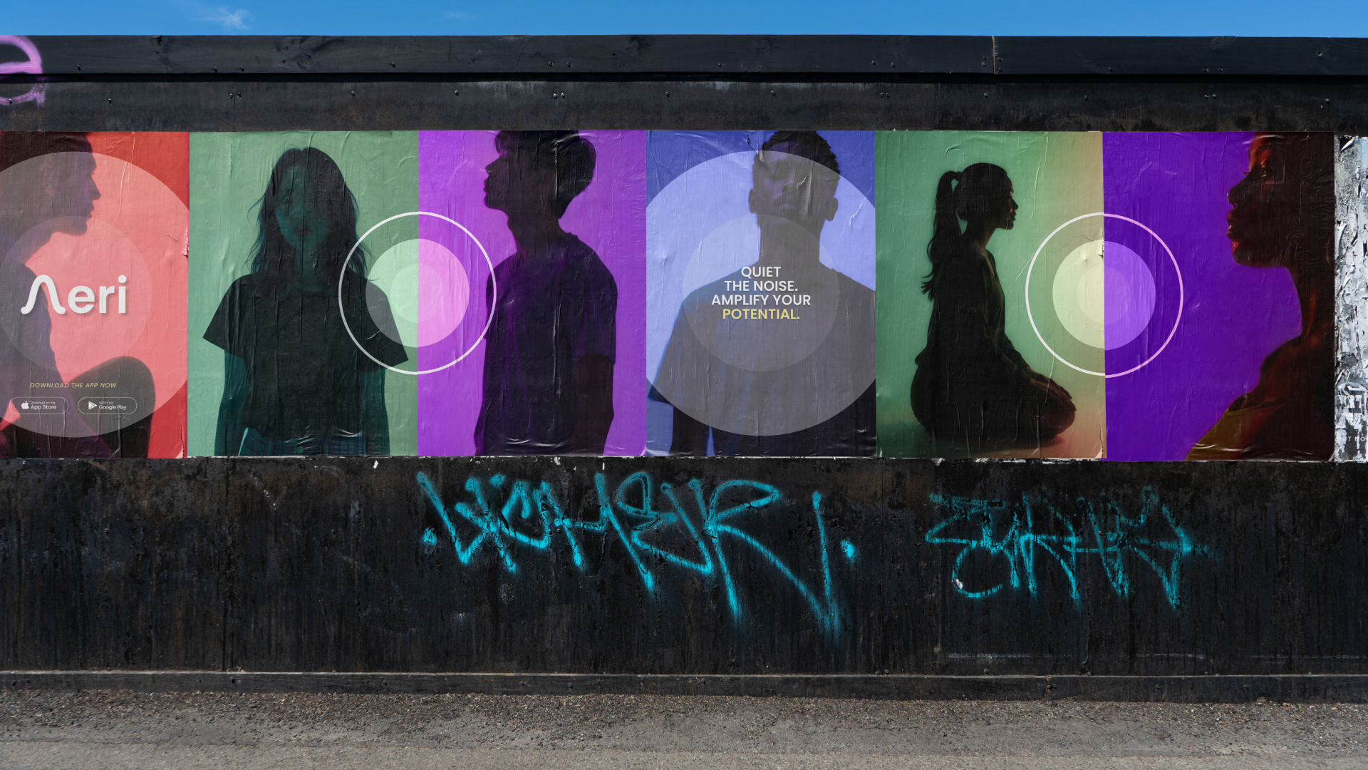 Eine Wand in städtischer Umgebung mit Werbe-Postern für Aeri App und Grafitti. Die Poster zeigen dunkle Silhouetten von Menschen diverser Herkunft, die Atemübungen machen, vor farbigen Hintergründen, überlagert mit dem Atem-Kreis der App.