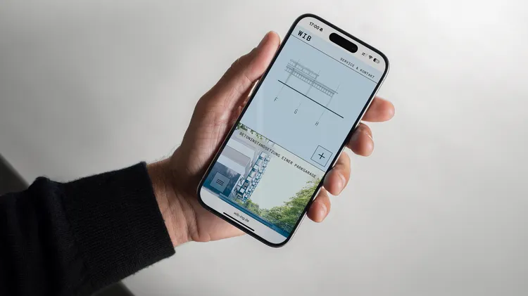 Ein Handy zeigt die WIB Website