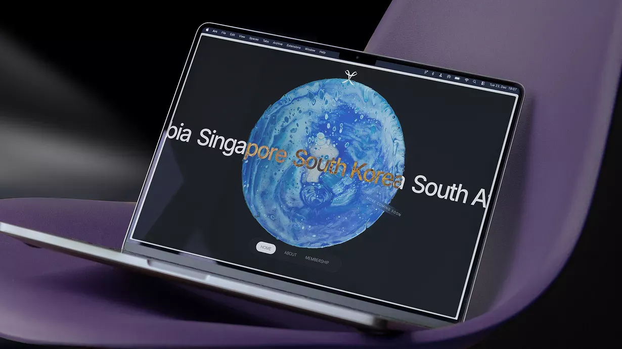 Ein Laptop zeigt die AEO Website