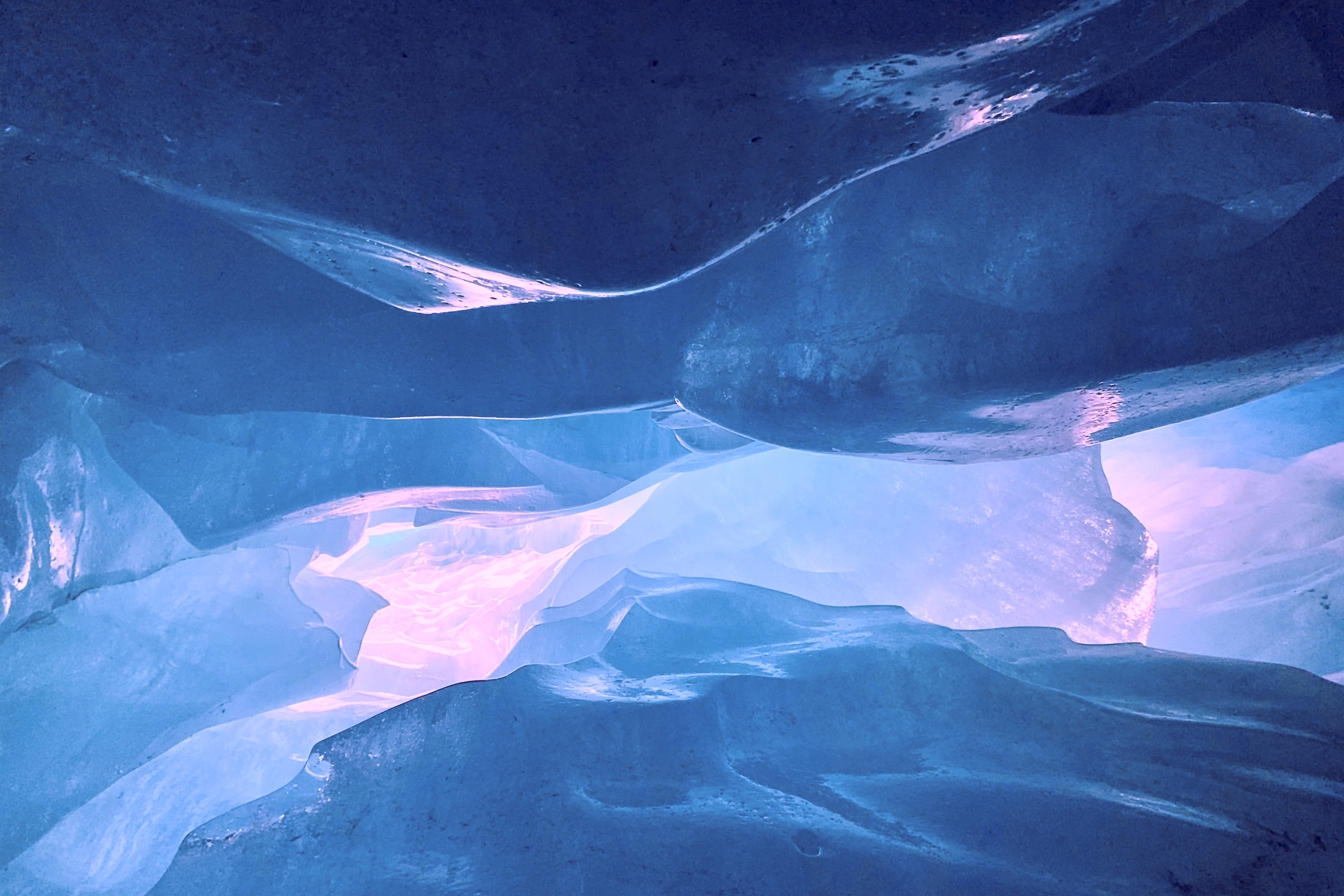 Eis Höhle mit violettem Licht